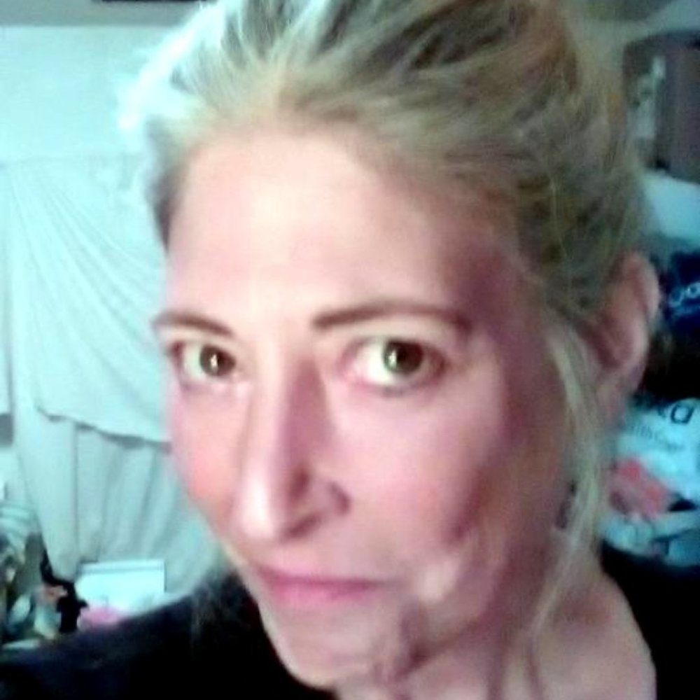 Meet your posher, EZ Lawrence - Please follow, share, & ❤️ BACK. Thank U